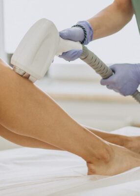 Dauerhafte Haarentfernung mit Diodenlaser an den Beinen Dauerhafte Haarentfernung mit Diodenlaser an den Beinen
