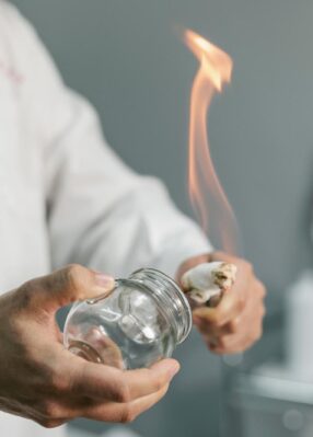 Schröpfen – Vorbereitung des Schröpfglases Schröpfen – Vorbereitung des Schröpfglases