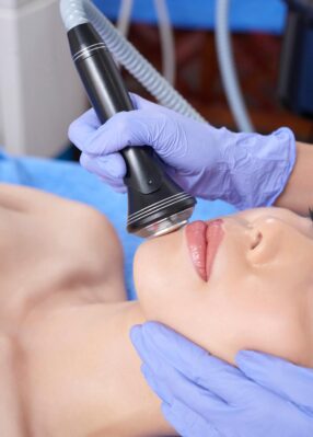 Ultraschallbehandlung an Kinn und Gesicht Ultraschallbehandlung an Kinn und Gesicht